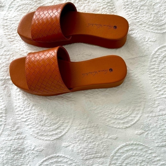 Gloria Vanderbilt: New Brown Leather Upper Wide Band, Sandals. Size 9 - Picture 5 of 8